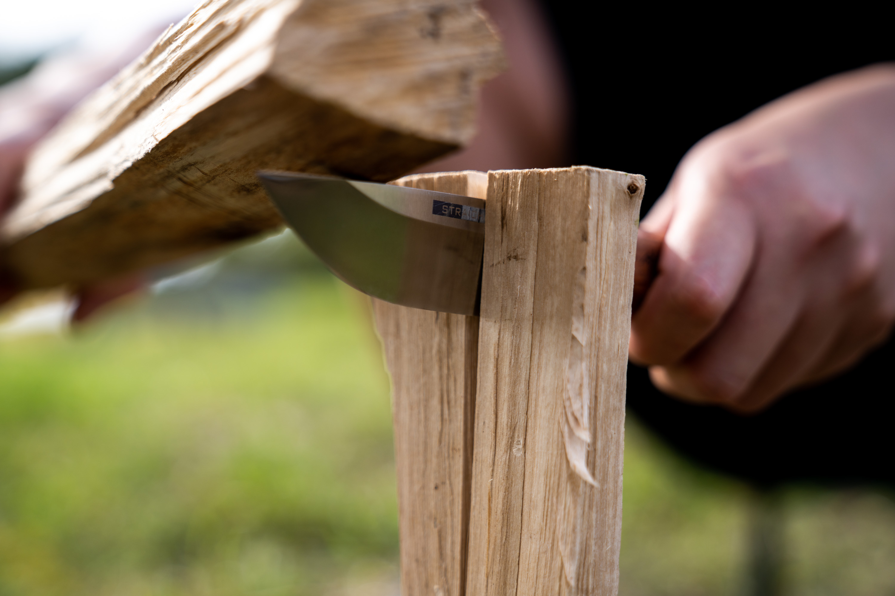 bushcraft knife wood chopping